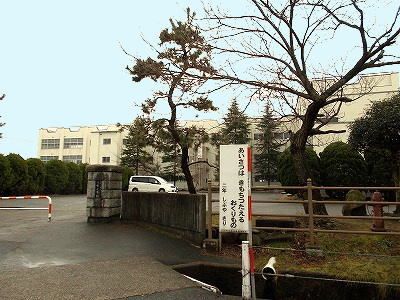 近くの住吉小学校まで650m（徒歩9分）