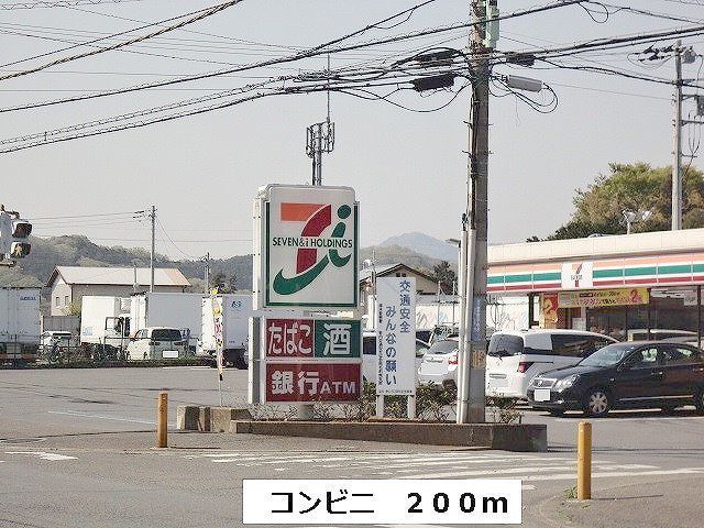 近くのセブンイレブンまで200m（徒歩3分）