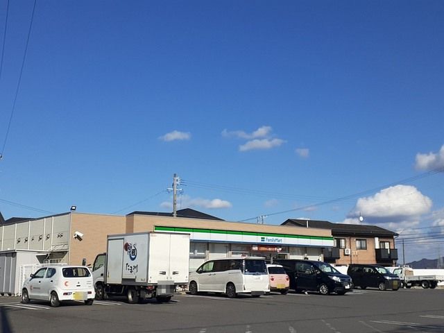 近くのファミリーマート 一色町前野店まで750m（徒歩10分）