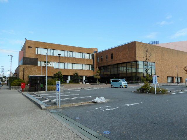 近くの西尾市役所一色支所まで650m（徒歩9分）