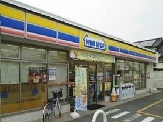 近くのコンビニまで1,000m（徒歩13分）