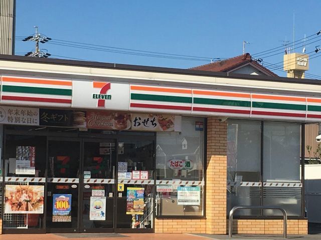 近くのセブンイレブン浦里5丁目店まで550m（徒歩7分）