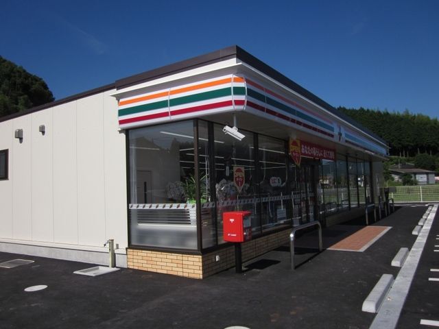 近くのコンビニまで1,600m（徒歩20分）