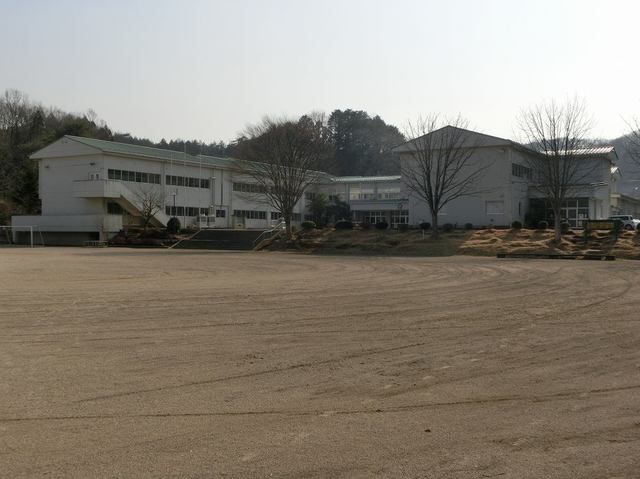 近くの荒川小学校まで850m（徒歩11分）