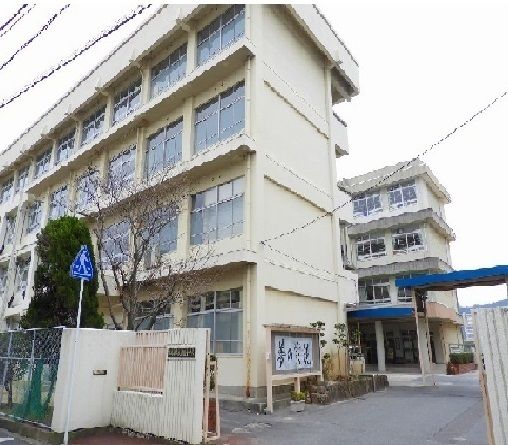 近くの祇園東中学校まで1,100m（徒歩14分）