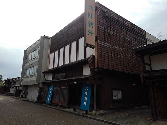 近くの銀行まで400m（徒歩5分）