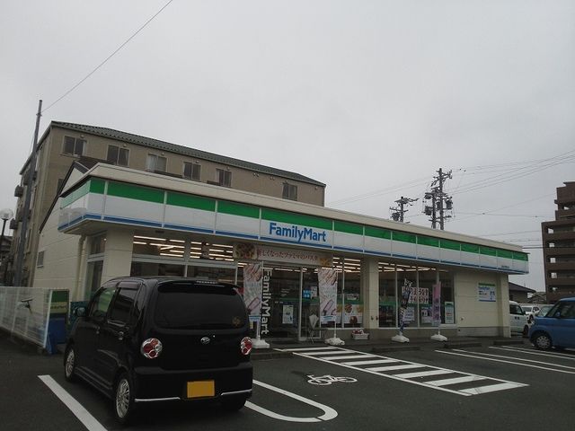 近くのファミリーマート浜松志都呂店まで400m（徒歩5分）