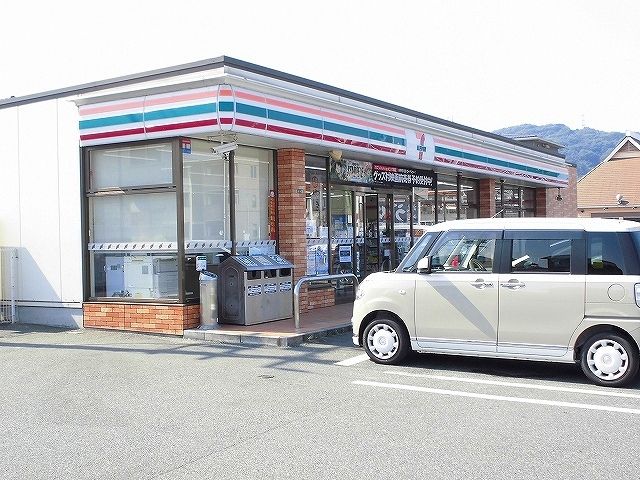 近くのコンビニまで1,100m（徒歩14分）