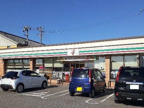 近くのセブンイレブン婦中上田島店まで600m（徒歩8分）