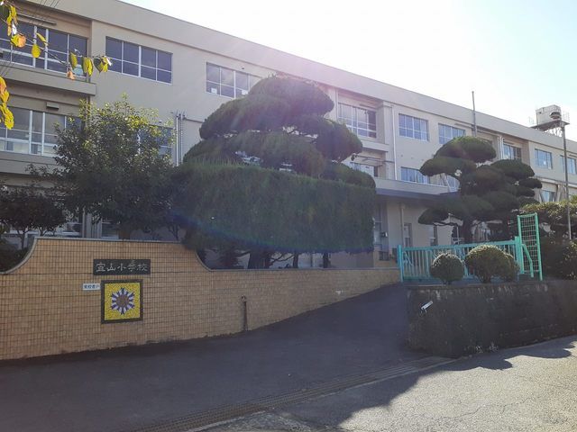 近くの宜山小学校まで90m（徒歩2分）