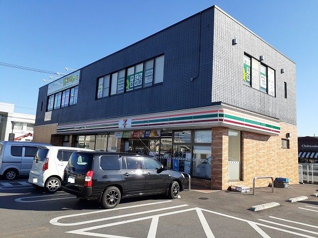 近くのセブンイレブン下高間木店まで550m（徒歩7分）