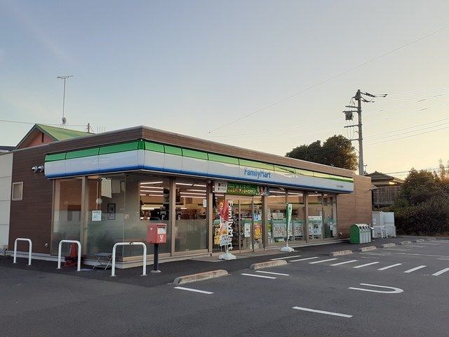 近くのファミリーマートまで1,700m（徒歩22分）