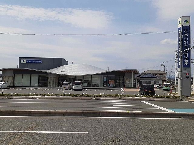 近くの浜松いわた信用金庫 於呂支店まで800m（徒歩10分）