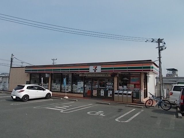 近くのコンビニまで310m（徒歩4分）