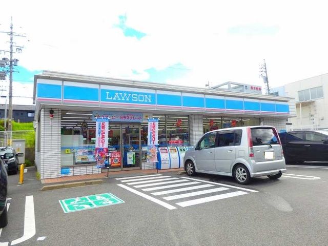 近くのローソン桑名新西方店まで350m（徒歩5分）