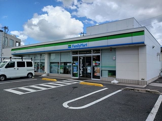 近くのファミリーマートさんまで600m（徒歩8分）