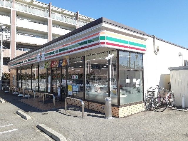 近くのコンビニまで550m（徒歩7分）