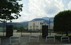 近くの増穂小学校まで910m（徒歩12分）