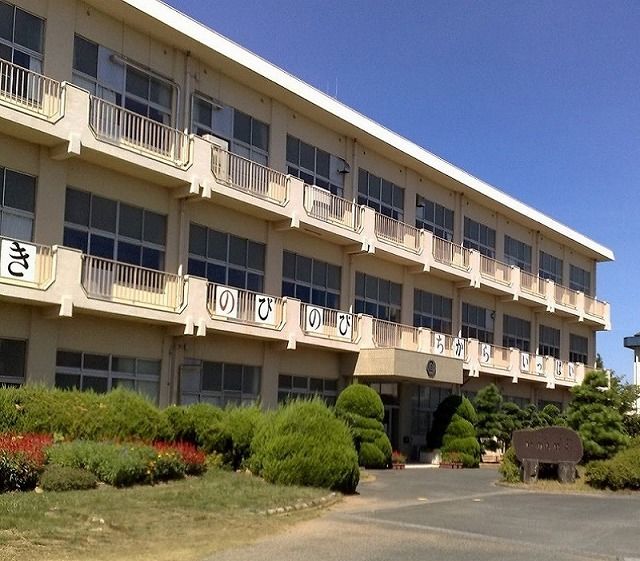 近くの湖西市立白須賀小学校まで1,300m（徒歩17分）