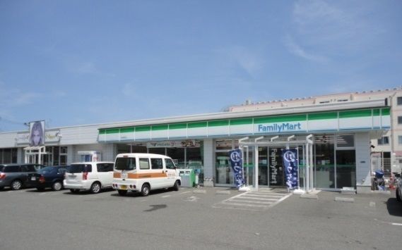 近くのファミリーマート秋田卸町店まで400m（徒歩5分）