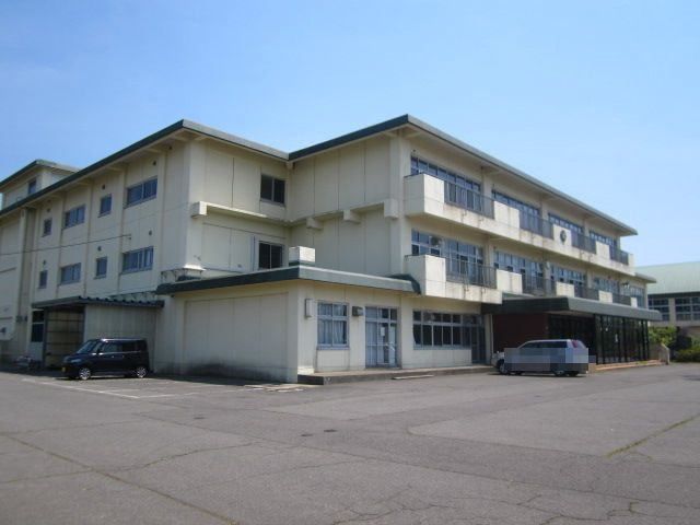 近くの市立金浦中学校まで850m（徒歩11分）