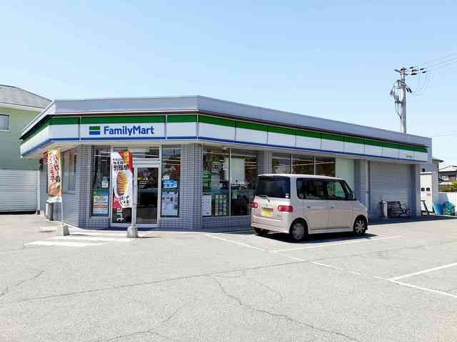 近くのファミリーマート明石魚住店まで600m（徒歩8分）