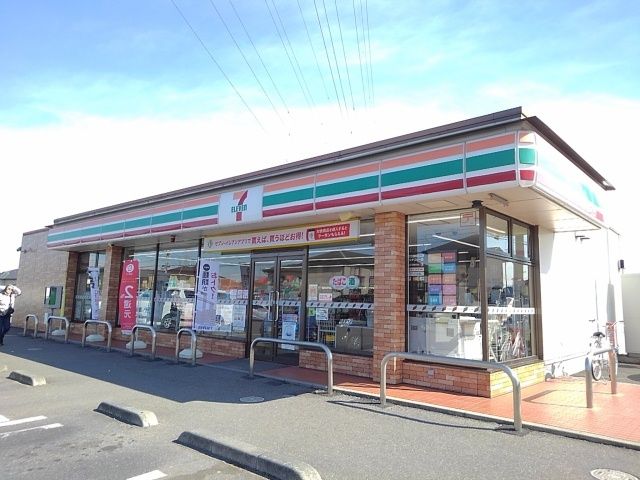 近くのコンビニまで300m（徒歩4分）