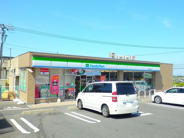 近くのファミリーマート桑名多度小山店まで850m(徒歩11分)