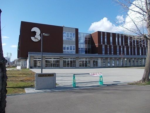 近くの滝川市立滝川第三小学校まで750m（徒歩10分）