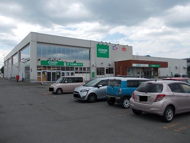 近くのコープさっぽろ滝川店まで1,900m（徒歩24分）