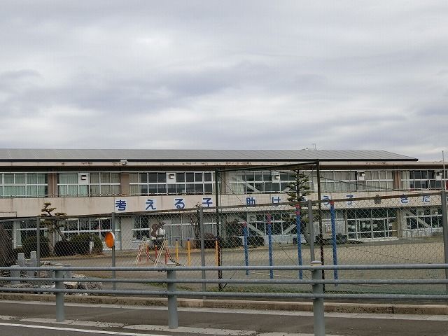 近くの西小学校まで600m(徒歩8分)