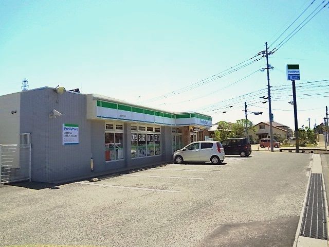 近くのファミリーマート六田店まで1,400m（徒歩18分）