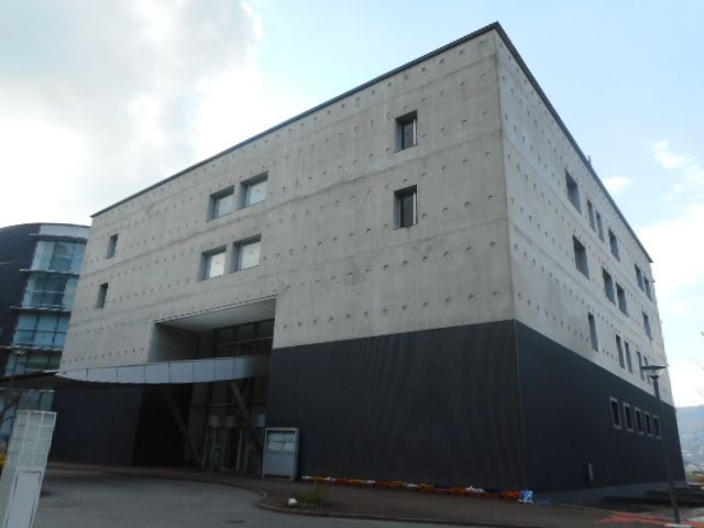近くの役所まで550m（徒歩7分）