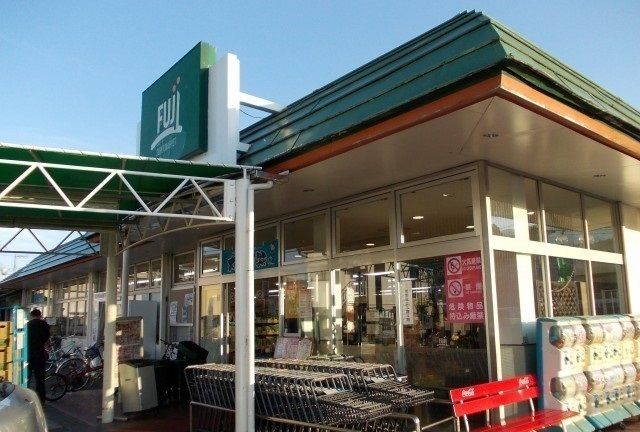 近くのＦＵＪＩスーパー塚原店まで350m（徒歩5分）