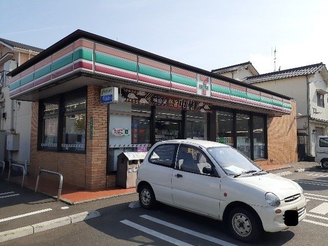 近くのコンビニまで300m（徒歩4分）