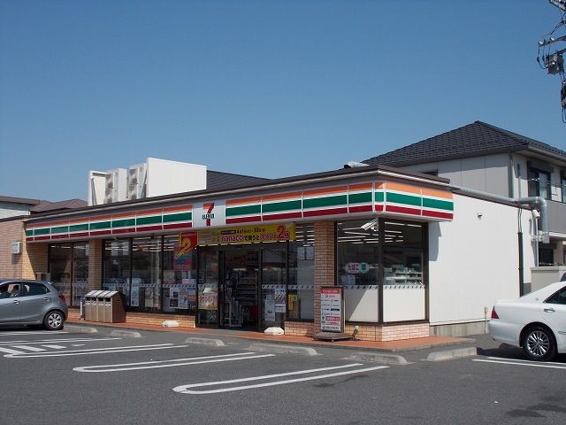 近くのコンビニまで550m（徒歩7分）