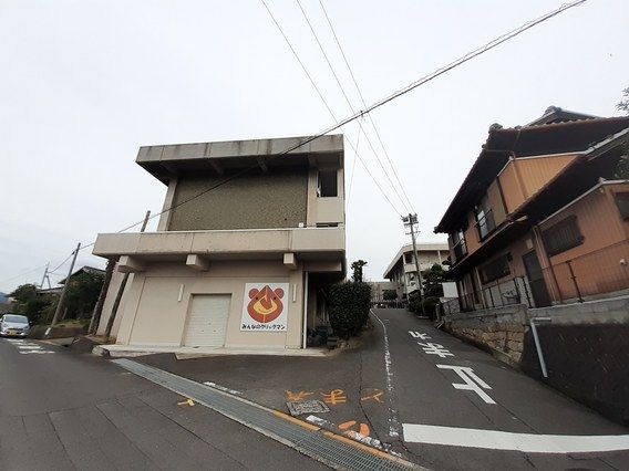 近くの丸亀市立栗熊小学校まで1,300m（徒歩17分）