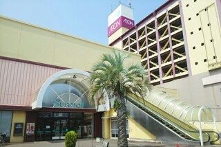 近くのサンモールまで1,300m（徒歩17分）