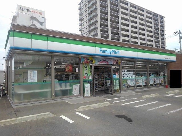 近くのファミリーマート美田園二丁目店まで450m（徒歩6分）
