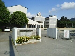 近くの市浜小学校まで610m(徒歩8分)