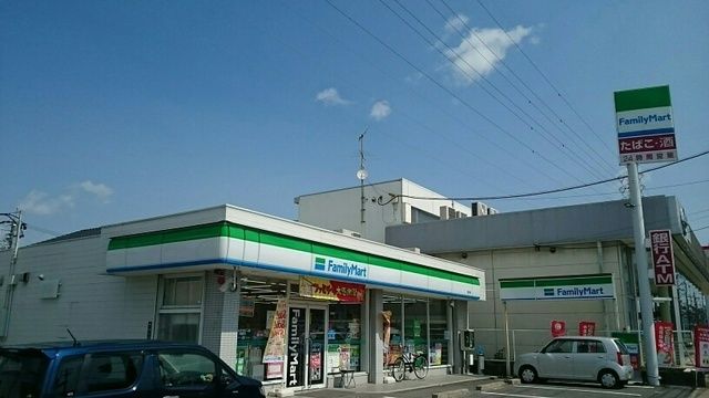 近くのファミリーマートまで450m（徒歩6分）