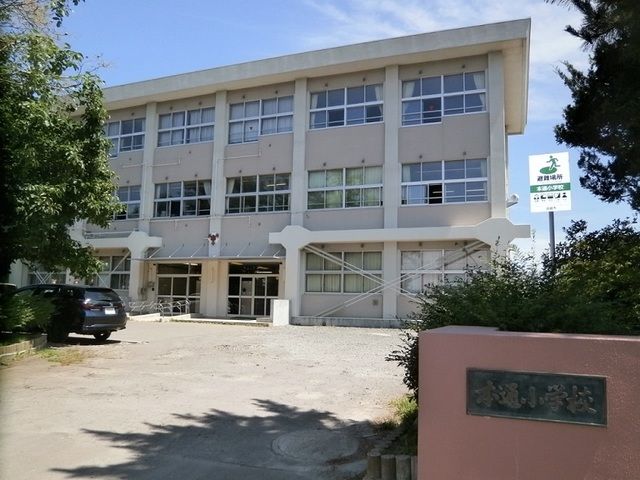 近くの函館市立本通小学校まで1,000m（徒歩13分）