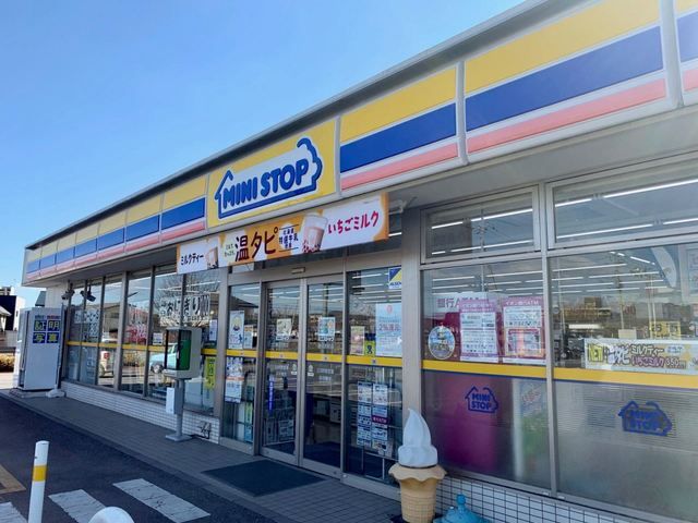近くのミニストップ万町店まで600m（徒歩8分）