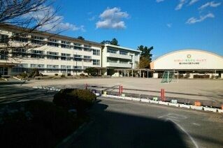 近くの三蔵子小学校まで710m（徒歩9分）
