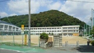 近くの中学校まで1,090m（徒歩14分）