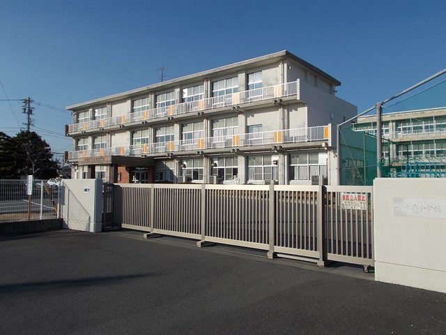 近くの掛川市立千浜小学校まで450m(徒歩6分)