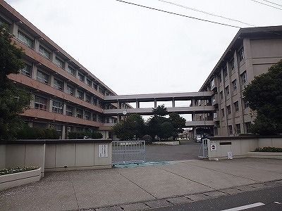 近くの原川中学校まで550m(徒歩7分)