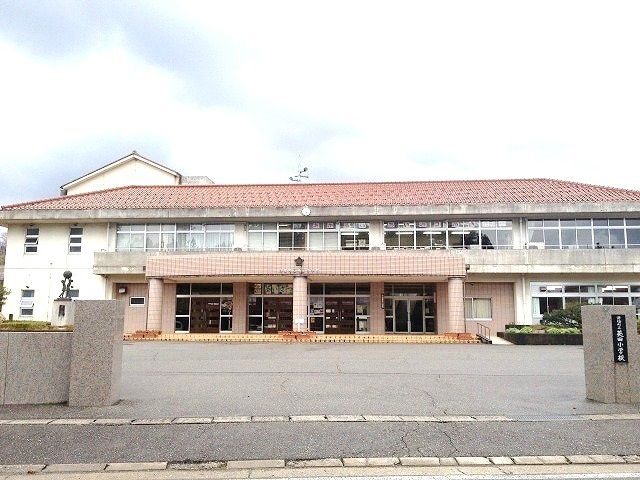 近くの英田小学校まで750m（徒歩10分）
