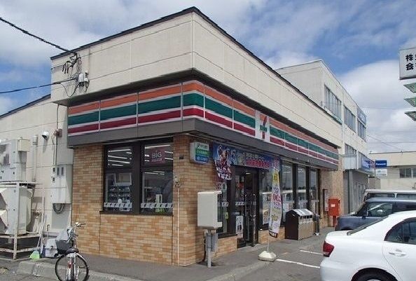 近くのセブンイレブン岩見沢南町店まで620m（徒歩8分）