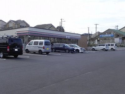 近くのセブンイレブン柏手賀の杜店まで700m（徒歩9分）